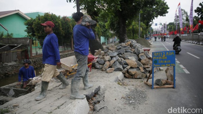 Petugas SDA Jaksel Perbaiki Turap di Saluran Air Jalan Saharjo Petugas Suku Dinas Sumber Daya Air (SDA) Jakarta Selatan melakukan perbaikan turap di saluran kali di alan Dr Saharjo, Jakarta, Kamis (08/06/2023).
