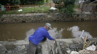 Turap tersebut rusak akibat pengeroposan selama intensitas hujan yang tinggi.