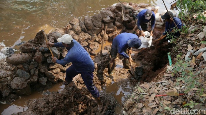 Petugas SDA Jaksel Perbaiki Turap di Saluran Air Jalan Saharjo Petugas Suku Dinas Sumber Daya Air (SDA) Jakarta Selatan melakukan perbaikan turap di saluran kali di alan Dr Saharjo, Jakarta, Kamis (08/06/2023).