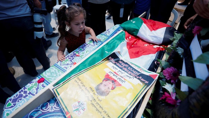 SENSITIVE MATERIAL. THIS IMAGE MAY OFFEND OR DISTURB Mourners carry the body of three-year-old Palestinian boy Mohammad al-Tamimi who died of his wounds after being shot by Israeli forces, during his funeral near Ramallah in the Israeli-occupied West Bank June 6, 2023. REUTERS/ Mohammed Torokman