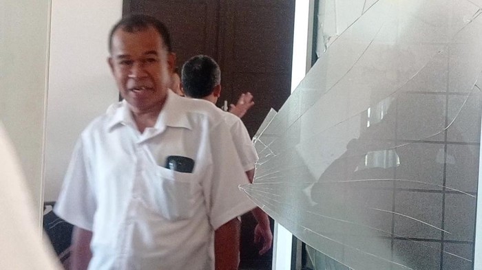 Pintu kaca ruangan ketua DPRD Bone pecah buntut ricuh saat rapat.