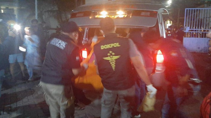 Polisi mengevakuasi jasad sopir di Makassar yang ditemukan tewas.