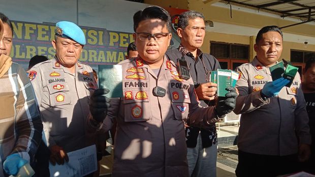Polisi menunjukkan barang bukti kasus TPPO di Indramayu