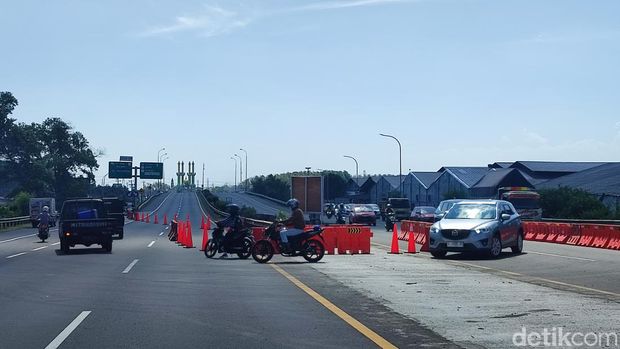 Polisi mulai melakukan uji coba rekayasa lalu lintas contraflow di Jalan Kaligawe Semarang imbas pembangunan Jembatan Tol Kaligawe, Kamis (8/6/2023).