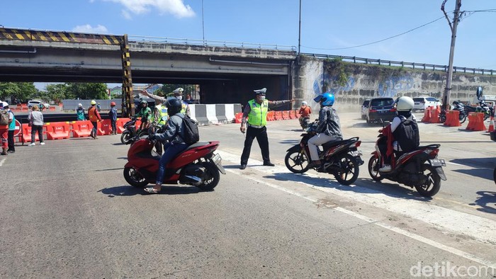 Polisi mulai melakukan uji coba rekayasa lalu lintas contraflow di Jalan Kaligawe Semarang imbas pembangunan Jembatan Tol Kaligawe, Kamis (8/6/2023).