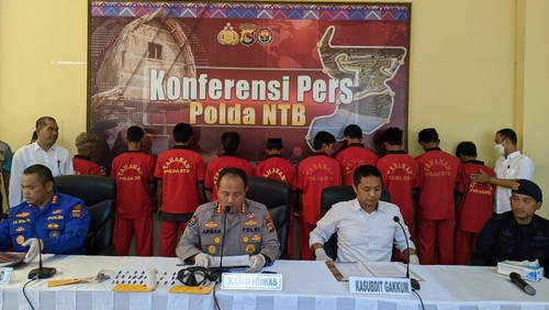 Polisi menangkap 11 pelaku bom ikan di perairan Teluk Rano, Lambu, Kabupaten Bima. Mereka ditangkap saat akan beraksi.