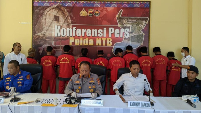 Polisi menangkap 11 pelaku bom ikan di perairan Teluk Rano, Lambu, Kabupaten Bima. Mereka ditangkap saat akan beraksi.