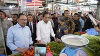 Jokowi dan Anwar Ibrahim meninjau sayur-mayur yang dijual di pasar tersebut.  