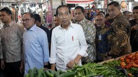  Jokowi dan Anwar Ibrahim juga sempat berdialog dengan pedagang.  