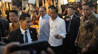 Jokowi blusukan ke pasar tradisional di sela-sela kunjungan kerja di Malaysia.  