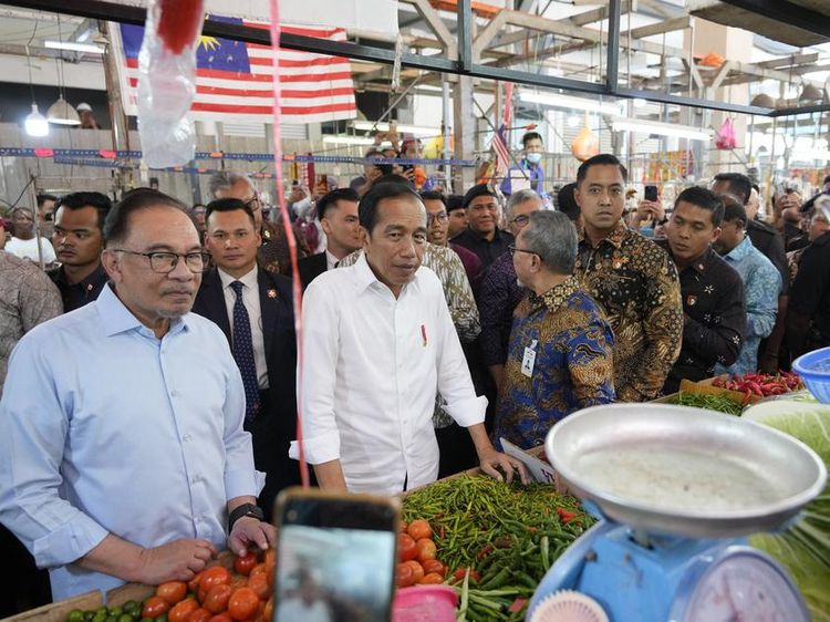 Potret Jokowi dan Anwar Ibrahim Blusukan di Pasar Malaysia