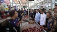 Jokowi dan Anwar Ibrahim melakukan blusukan ke pasar tradisional di Kuala Lumpur, Malaysia, Kamis (8/6/2023).  