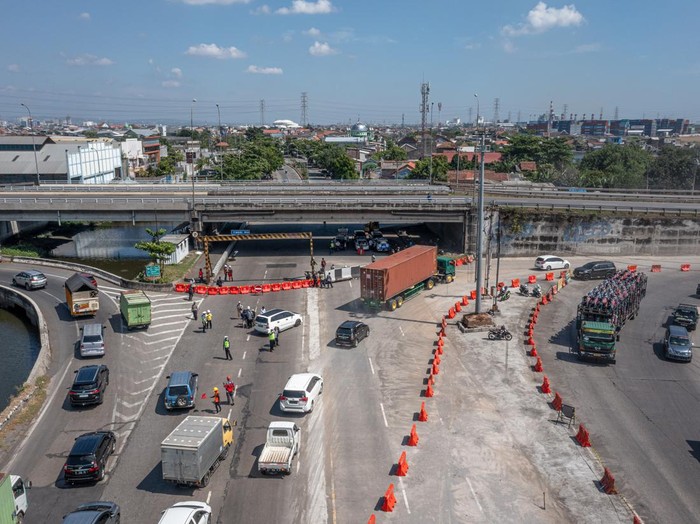 Foto udara suasana simulasi rekayasa lalu lintas untuk proyek peninggian jalan dan jembatan Tol Kaligawe di jalur Pantura, Semarang, Jawa Tengah, Kamis (8/6/2023). Simulasi rekayasa lalu lintas yang dilakukan Satlantas Polrestabes Semarang pada Kamis (8/6) hingga Sabtu (10/6) di sekitar titik proyek jalan dan jembatan yang akan terhubung ke jalan Tol Semarang-Demak Seksi 1A itu sebagai upaya mitigasi penguraian arus lalu lintas di jalur pantura saat pengerjaan proyek tersebut yang direncanakan akan dimulai pada Minggu (11/6). ANTARA FOTO/Aji Styawan/foc.