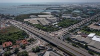 Foto udara suasana simulasi rekayasa lalu lintas untuk proyek peninggian jalan dan jembatan Tol Kaligawe di jalur Pantura, Semarang, Jawa Tengah, Kamis (8/6/2023).