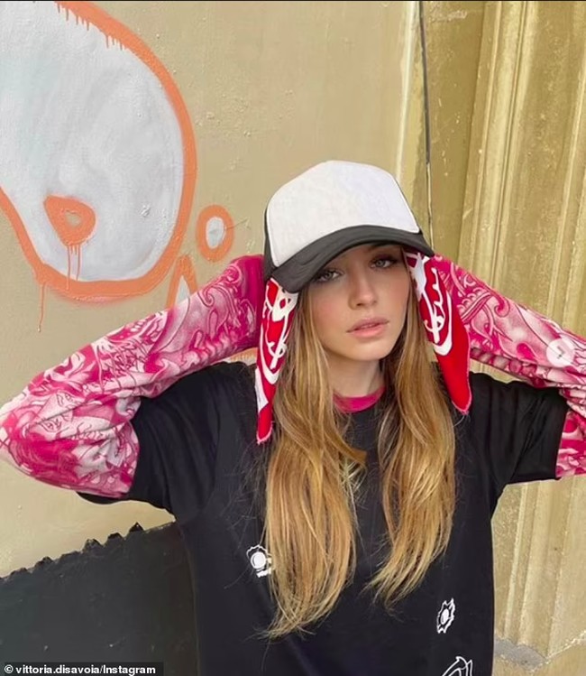 Aku akan, dengan senang hati, turun (tahta) dan membiarkannya mengambil peran, yang mana aku yakin dia bisa melakukannya dengan lebih baik daripada aku, kata Pangeran Emanuele.Foto: Instagram Putri Vittoria