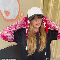 Aku akan, dengan senang hati, turun (tahta) dan membiarkannya mengambil peran, yang mana aku yakin dia bisa melakukannya dengan lebih baik daripada aku, kata Pangeran Emanuele.Foto: Instagram Putri Vittoria