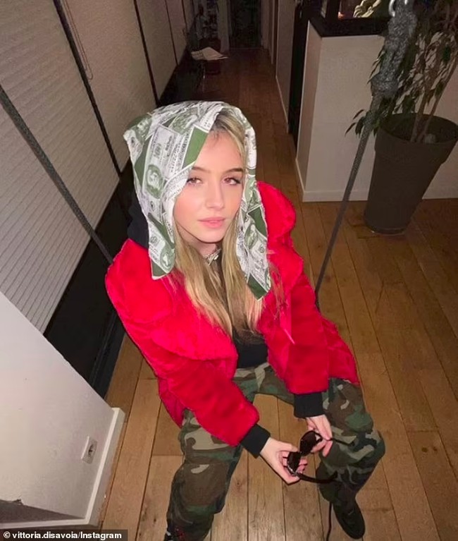 Ayah dua anak yang menyebut putri sulungnya sebagai rock n roll princess tersebut menyatakan jika Putri Vittoria memang tidak akan menjadi ratu dalam waktu dekat tapi suatu hari ketika sudah siap. Kesempatan Vittoria jadi ratu sudah diperbolehkan tahun lalu setelah aturan untuk memberikan tahta hanya pada laki-laki dihapus. Itu tidak terjadi besok atau satu tahun lagi tapi ketika dia siap. Penting untuk generasi muda untuk punya kesempatan mempraktekan ide baru dan modern, katanya.Foto: Instagram Putri Vittoria