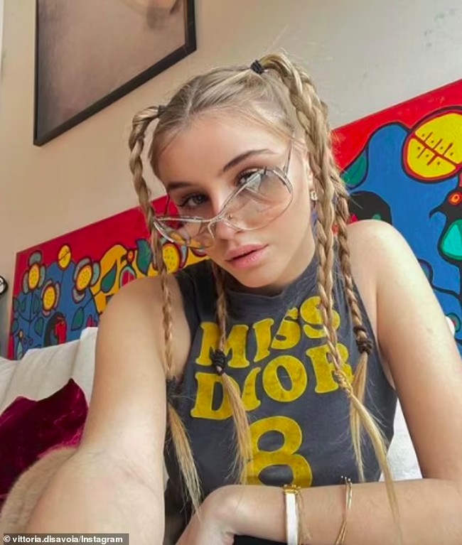 Melalui pernyataan dan keputusannya, Pangeran Emanuele ingin memastikan bahwa anaknya tidak akan mewarisi tahta di usia terlalu tua. Suami dari mantan aktris Clotilde Courau tersebut tidak berharap Putri Vittoria harus menunggu ayahnya meninggal untuk bisa menjadi pemimpin kerajaan, seperti yang terjadi di monarki Inggris.Aku sangat menghargai Charles dan dia adalah raja yang hebat tapi dia menunggu terlalu lama. Mungkin akan lebih membantu jika dia jadi raja 20 tahun lalu, ujar Pangeran Emanuele.Foto: Instagram Putri Vittoria