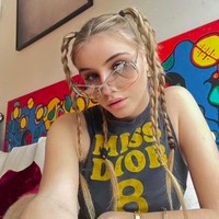 Melalui pernyataan dan keputusannya, Pangeran Emanuele ingin memastikan bahwa anaknya tidak akan mewarisi tahta di usia terlalu tua. Suami dari mantan aktris Clotilde Courau tersebut tidak berharap Putri Vittoria harus menunggu ayahnya meninggal untuk bisa menjadi pemimpin kerajaan, seperti yang terjadi di monarki Inggris.Aku sangat menghargai Charles dan dia adalah raja yang hebat tapi dia menunggu terlalu lama. Mungkin akan lebih membantu jika dia jadi raja 20 tahun lalu, ujar Pangeran Emanuele.Foto: Instagram Putri Vittoria