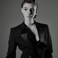 Emanuele Filiberto dari Savoia yang dikenal sebagai Pangeran Venice memutuskan untuk meninggalkan tahta. Anggota kerajaan Italia itu pun berencana mengutus anak perempuannya, Putri Vittoria dari Savoy, untuk menjadi penerus. Putri Vittoria sendiri cukup dikenal publik sebagai selebgram karena sering mengunggah gaya glamornya di Instagram.Foto: Instagram @vittoria.disavoia