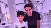 Maskot anak adalah anak kecil yang digandeng pemain saat masuk ke lapangan. Foto: Instagram @raffinagita1717