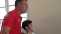Pernah ada rasa trauma, eh tapi bukan trauma juga.. jadi waktu itu aku punya tim bola, Rans (Nusantara FC) sama Persija main.  Terus tim aku kalah, (diledek) Rafathar Nangis, Rafathar Nangis, beber Raffi Ahmad lagi. Foto: YouTube Rans Entertainment.