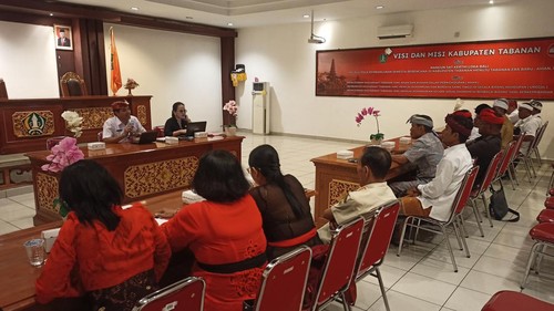 Rapat Dispar Tabanan dengan perwakilan pemerintah desa maupun prajuru desa adat yang wilayahnya ada di kaki Gunung Batukaru, Kamis (8/6/2023). (chairul amri simabur/detikBali)