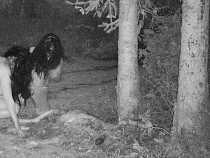 Seram! Dua Sosok Wanita Penyihir Terekam Memakan Bangkai