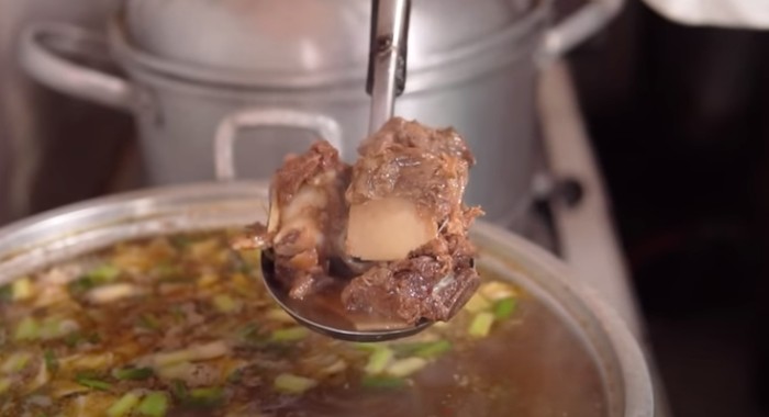 Hangat Gurih! 5 Sop Iga Viral Langganan YouTuber untuk Makan Siang