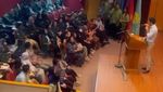 5 Potret Reza Rahadian Mengajar Mahasiswa UNJ, Bagikan Ilmu di Dunia Film