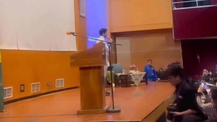 Reza Rahadian Reza Rahadian saat jadi dosen di UNJ.