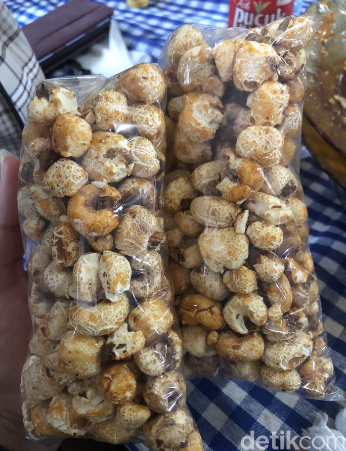 Rondang, camilan khas Batak yang mirip popcorn. (Herlyn Agnes/detikSumut)