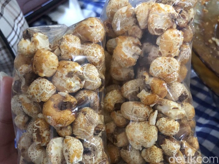 Rondang, camilan khas Batak yang mirip popcorn. (Herlyn Agnes/detikSumut)
