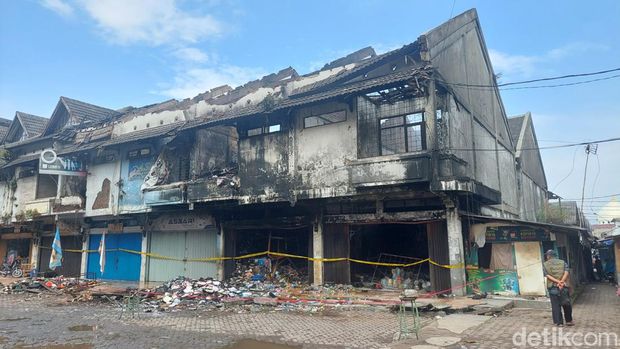 Ruko yang terbakar di kawasan Pasar Caringin, Kota Bandung.