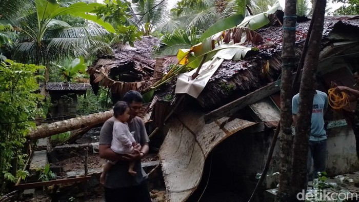 Rumah Entang rusak tertimpa pohon kelapa di Pangandaran.