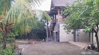 Rumah seluas 5.000 meter persegi itu milik perwira di Mabes Polri AKBP L. Ada tiga bangunan di rumah yang tampak sepi tersebut Foto: Tommy Saputra