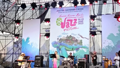 Salah satu pengisi acara event Kura Kura Bali International CubMu Jazz Festival yang digelar pada Kamis (8/6/2023) di Kura Kura Bali, Serangan, Denpasar, Kamis (8/6/2023). (Ni Made Lastri Karsiani Putri/detikBali)