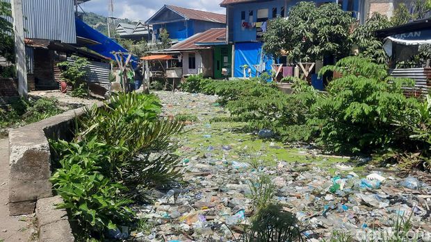 Sampah penuhi kanal di Mamuju, Sulbar.