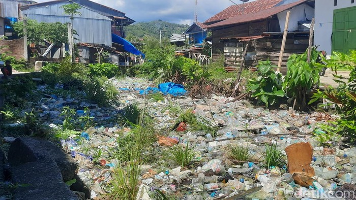 Sampah penuhi kanal di Mamuju, Sulbar.