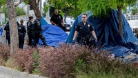 Petugas membongkar tenda-tenda tunawisma di sepanjang 200 blok S. Venice Blvd., Los Angeles, California, Amerika Serikat, Rabu (7/6/2023).  