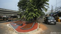 Satu buah lajur di jalan tersebut kini diubah menjadi taman.  