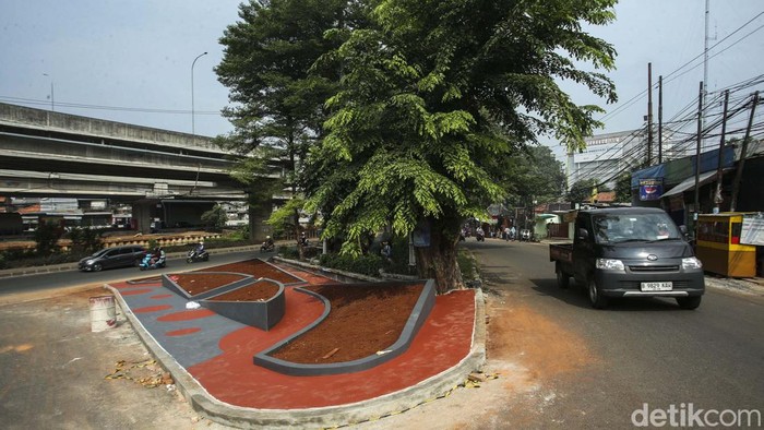 Satu jalur di tikungan Jalan Patriot, Jakasampurna, Kota Bekasi, diubah menjadi taman. Begini penampakannya.