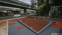Taman tersebut dikerjakan mulai satu minggu yang lalu.  
