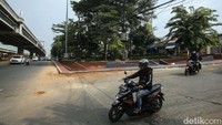 Adanya taman nampak membuat pengendara sedikit menurunkan kecepatannya saat berbelok karena lajur yang berkurang.  