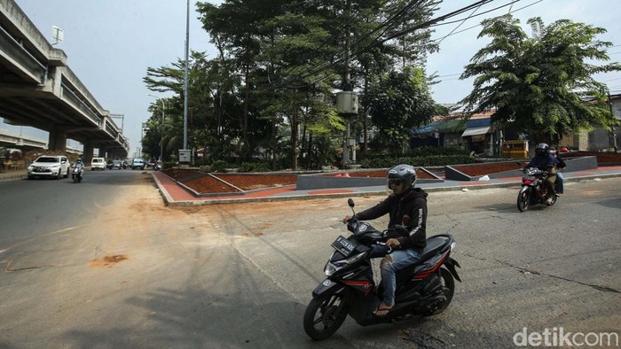 Satu Lajur Tikungan di Bekasi Berubah Jadi Taman Satu jalur di tikungan Jalan Patriot, Jakasampurna, Kota Bekasi, diubah menjadi taman. Begini penampakannya.