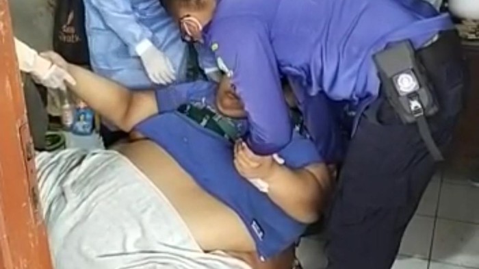 Seorang pria obesitas di Tangerang dievakuasi menggunakan forklift. BPBD Kota Tangerang sampai membongkar pintu rumah untuk memudahkan proses evakuasi. (dok Ist)