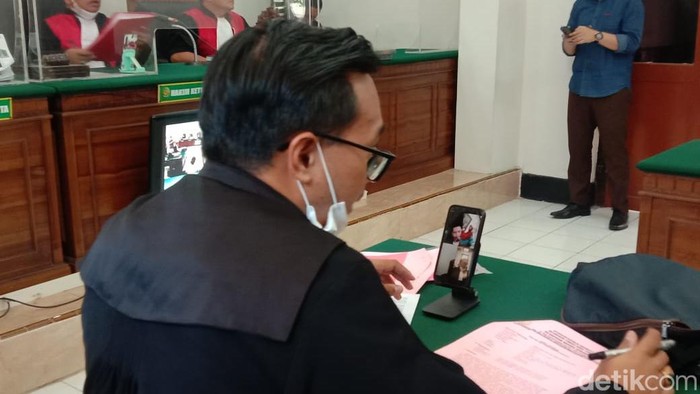 sidang penusukan adik