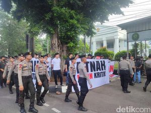 Luhut Dipastikan Hadir, Pendukung Haris Azhar-Fatia Aksi di Depan PN Jaktim