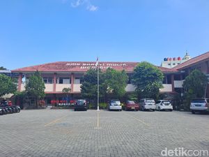 Cerita Murid Asri Emak-emak Viral Cas Cis Cus Inggris di TikTok