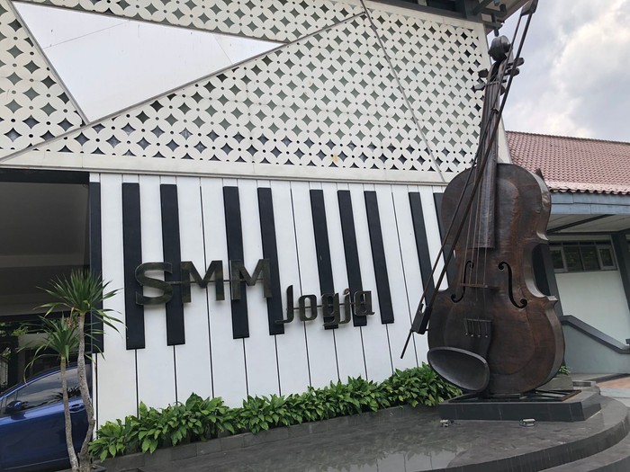 SMKN 2 Bantul atau Sekolah Menengah Musik (SMM) Jogja tempat Putri Ariani peraih Golden Buzzer dalam ajang America's Got Talent menuntut ilmu. SMKN 2 Bantul atau Sekolah Menengah Musik (SMM) Jogja tempat Putri Ariani peraih Golden Buzzer dalam ajang America's Got Talent menuntut ilmu.